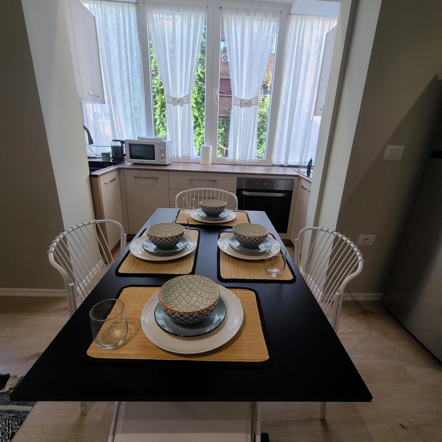 Tesa Apartment, Accommodates 4, Next To Center, With Ac And Wifi * Tirana